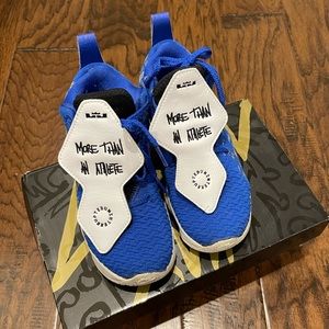 LeBron XVII MTAA sneakers (boy 1.5Y)